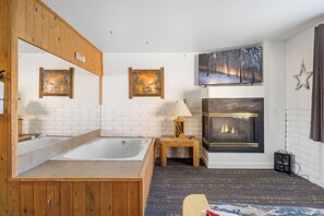 Kamar Klasik | Area keluarga | Televisi layar datar 55-inci dengan saluran TV digital