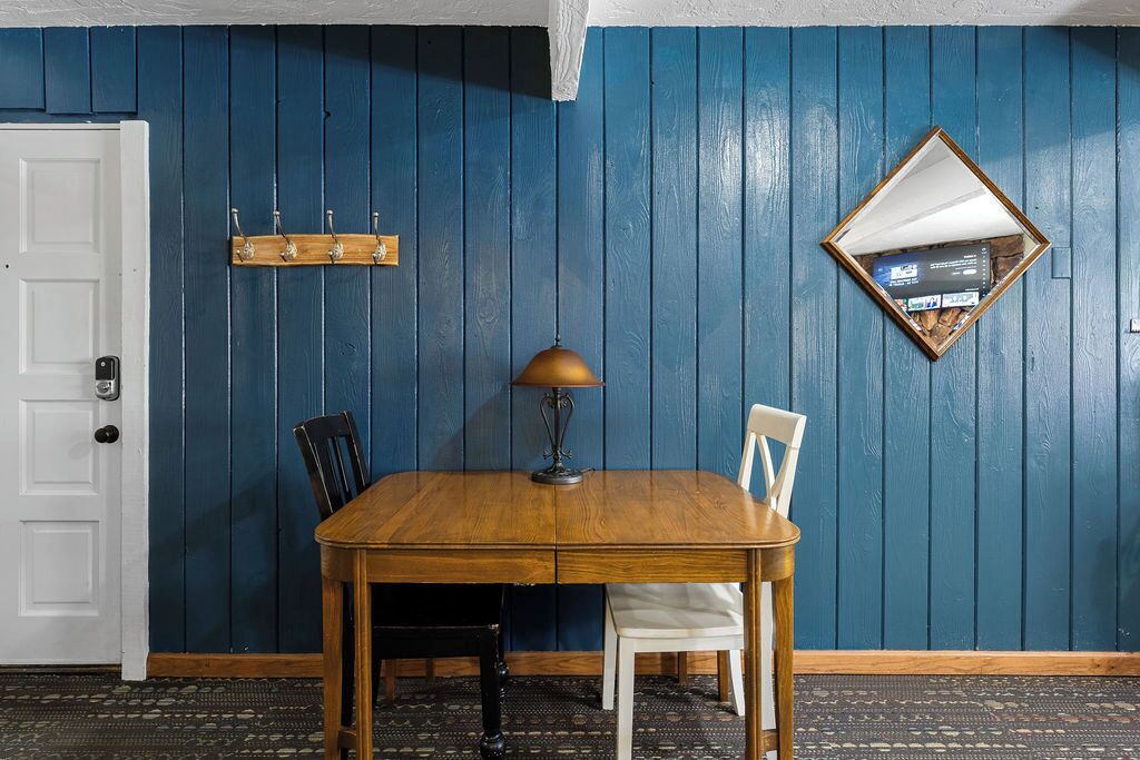 Brown Bear | Dining room