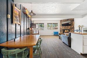 Kodiak Bear | In-room dining - SoCal Vacations - Village Inn (Big Bear Lake)