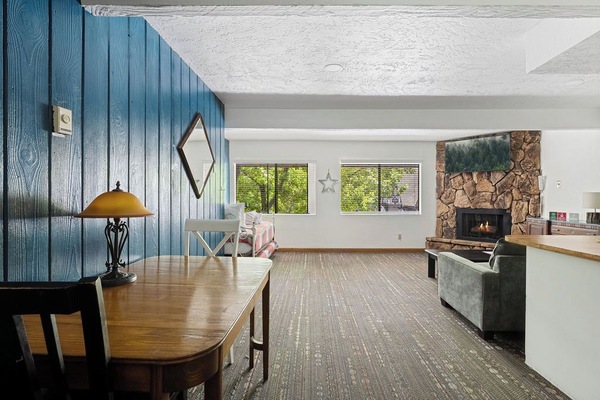 Deluxe Room | Ruang tamu | 55 inci televisyen skrin rata dengan digital, perkhidmatan penstriman