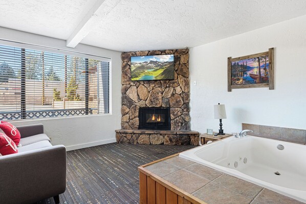 Teddy Bear | Living area | 55-inch flat-screen TV with digital channels, streaming services - SoCal Vacations - Village Inn (Big Bear Lake)