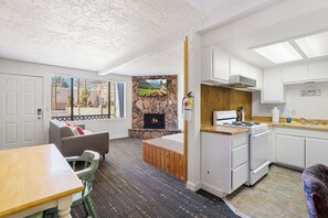 Teddy Bear | Private kitchen | Fridge, microwave, oven, stovetop - SoCal Vacations - Village Inn (Big Bear Lake)