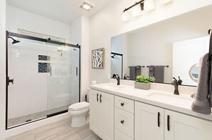 Bañera, secador de pelo y toallas