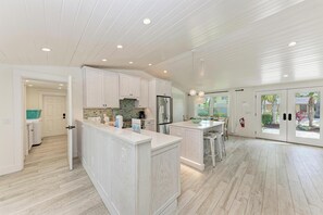 Jääkaappi, liesi, astianpesukone, ruokailupöytä