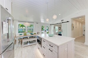 Kylskåp, spishäll, diskmaskin och matbord