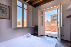 3 bedrooms, free WiFi - App. for 6 person in the centre with jacuzzi & pool (Oristano)