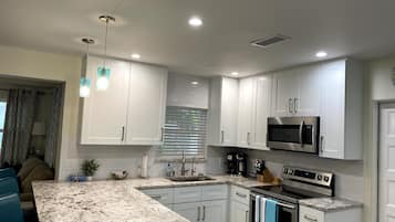 Deluxe Suite | Private kitchen | Full-sized fridge, microwave, oven, stovetop
