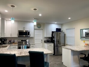 华丽套房 | 私人厨房 | 大冰箱、微波炉、烤箱、炉灶