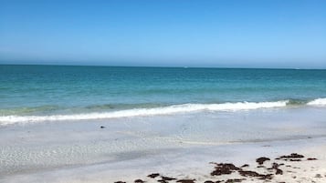 Playa en los alrededores y playa de arena blanca
