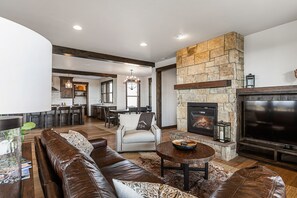 تلفزيون ذكي، مدفأة، مكتب