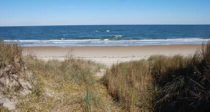 Beach Side HideAway - Pet Friendly, WiFi, Smart TV, Central Heat/AC, Parking