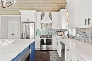 Kylskåp, mikrovågsugn, ugn och spishäll