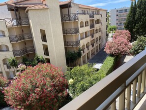 Property grounds - Studio 3* with private parking - Air conditioning - Sea view - Walking distance to beach and center (Sainte-Maxime)