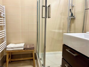 Shower, hair dryer, towels, soap - Studio 3* with private parking - Air conditioning - Sea view - Walking distance to beach and center (Sainte-Maxime)