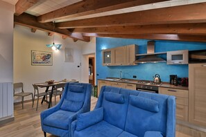 Smart TV, chimenea y libros 