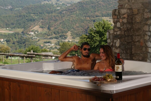 Outdoor spa tub - 3-rooms Apartment "Il Noce"  (Tignale)
