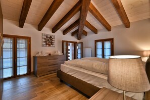 2 bedrooms, in-room safe, iron/ironing board, travel crib - 3-rooms Apartment "Il Noce"  (Tignale)