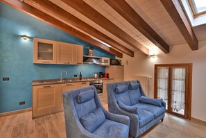 Smart TV, lareira, livros