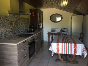 Kylskåp, mikrovågsugn, ugn och kaffe- och tebryggare