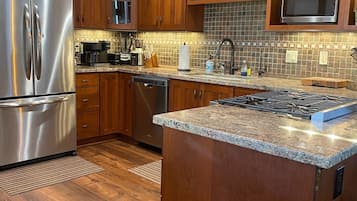 Refrigerador, microondas, horno, placa de cocina