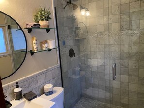 Dusche, Haartrockner, Handtücher, Seife