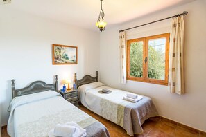 2 bedrooms, iron/ironing board, free WiFi, bed sheets