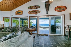 Téléviseur connecté, livres, bureau