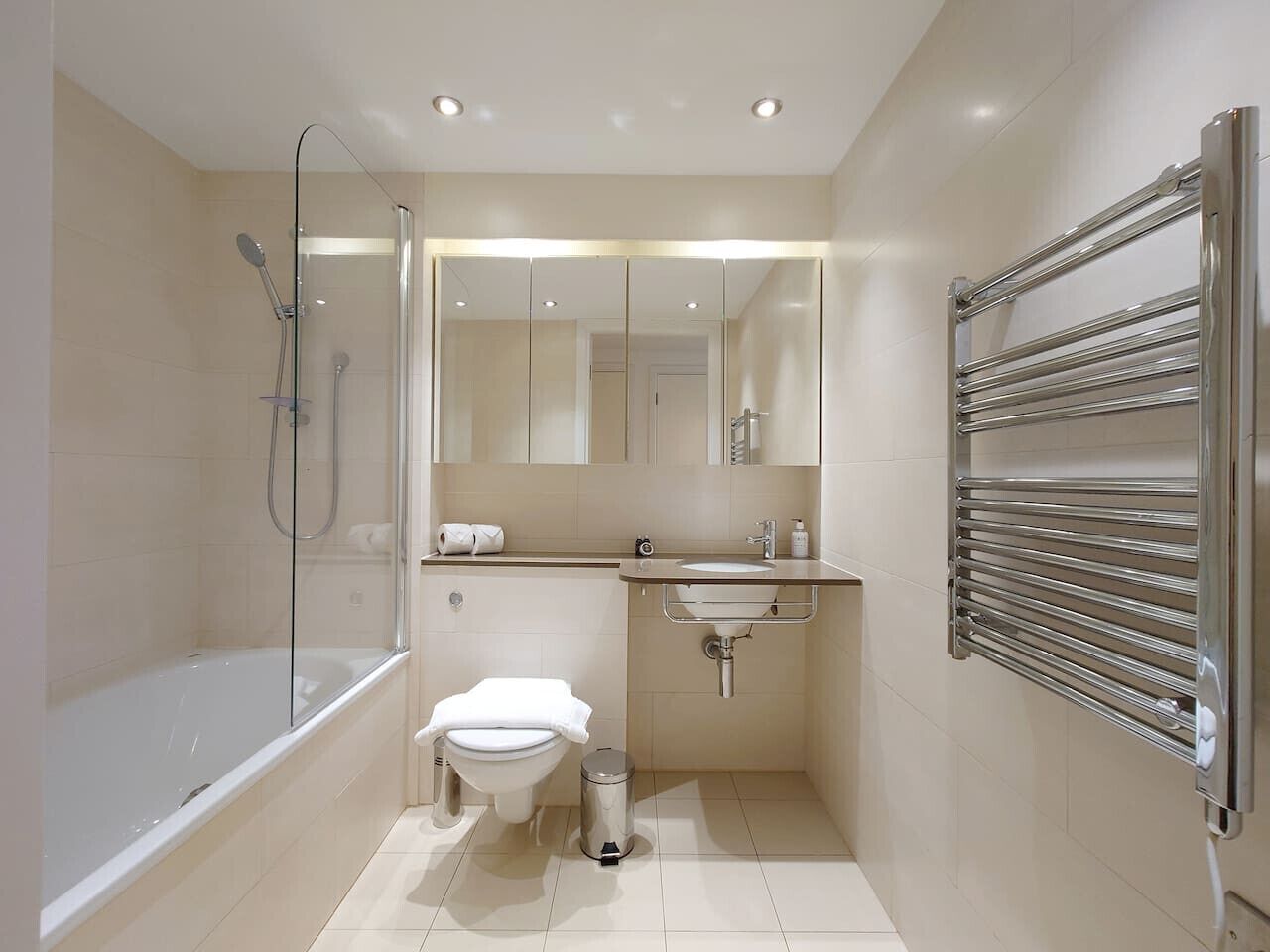 Duschwanne, Haartrockner