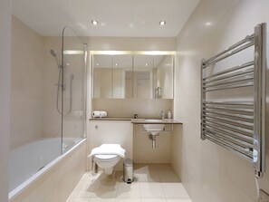 Combined shower/bathtub, free toiletries, hair dryer - Fully Serviced Two Bed Apartment by ExCeL & O2 (London)