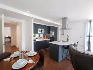 Dining - Fully Serviced Two Bed Apartment by ExCeL & O2 (London)