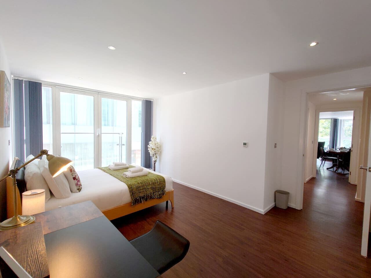 2 habitaciones, escritorio y tabla de planchar con plancha 