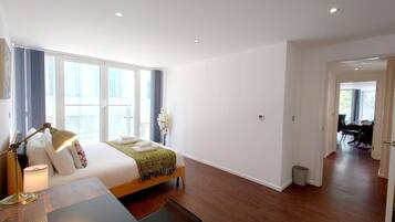 2 habitaciones, escritorio y tabla de planchar con plancha