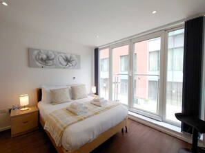 2 chambres, bureau, fer et planche à repasser, lit parapluie