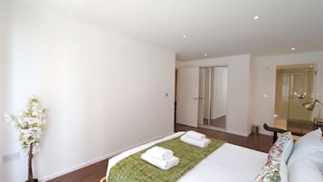 2 bedrooms, desk, iron/ironing board, travel crib
