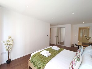 2 Schlafzimmer, Schreibtisch, Bügeleisen/Bügelbrett, Reisekinderbett