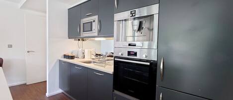 Geladeira, micro-ondas, fogão, cooktop