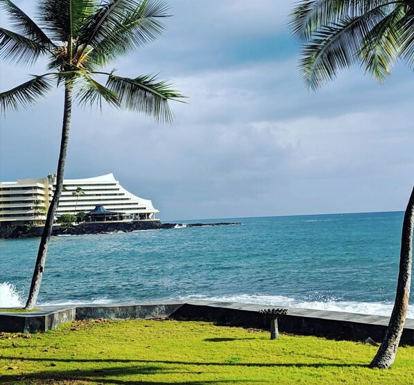 Ranta lähistöllä, aurinkotuoleja