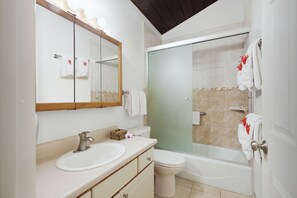 Kombinert dusj/badekar, hårføner, håndklær og såpe