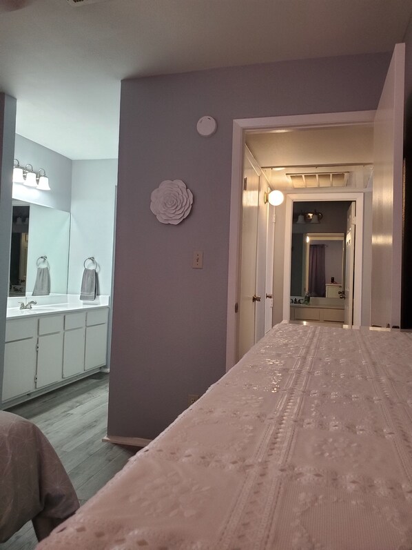 2 habitaciones, escritorio, tabla de planchar con plancha y wifi gratis 