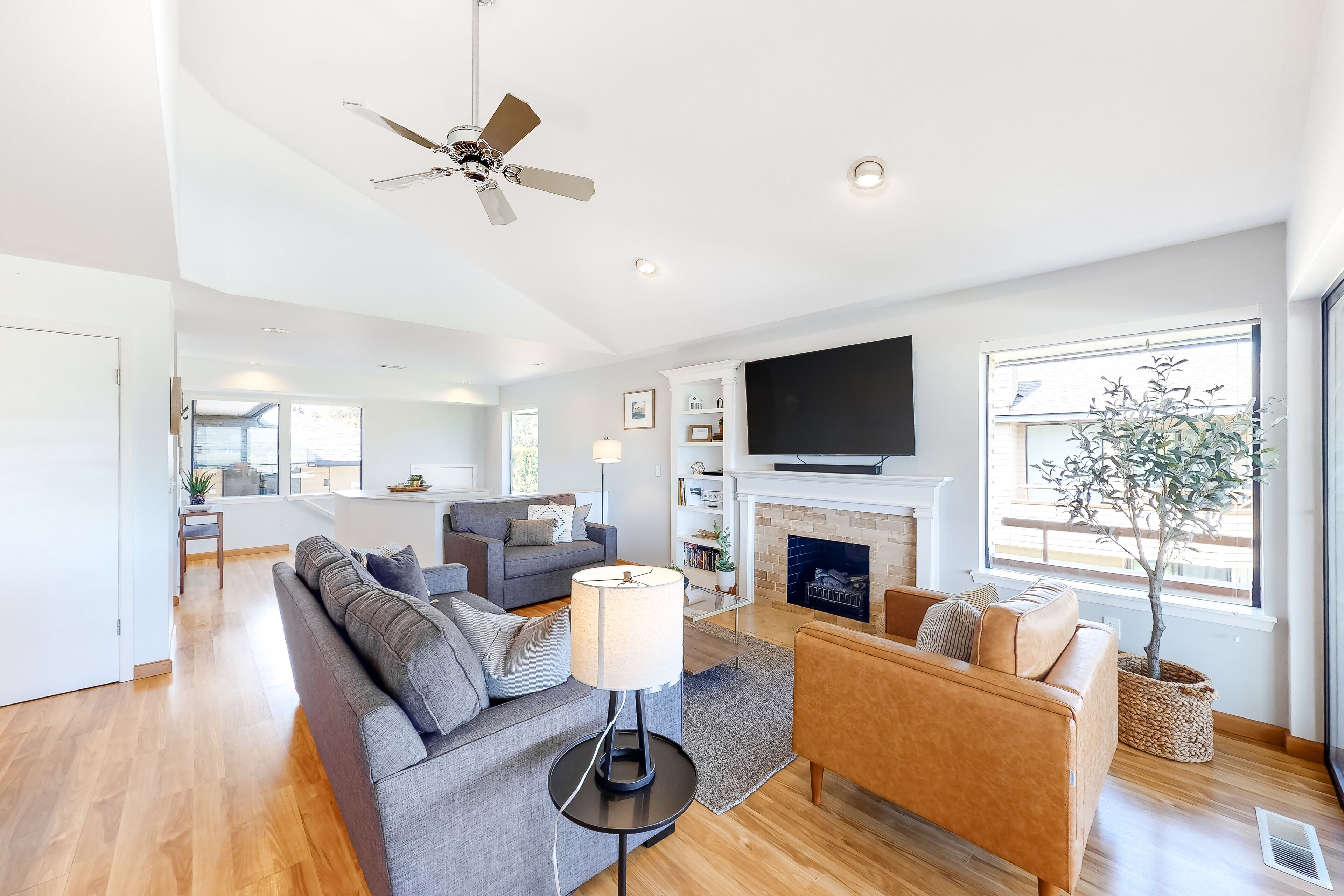 Inviting home near the lake with private hot tub, pool, deck, & amazing views