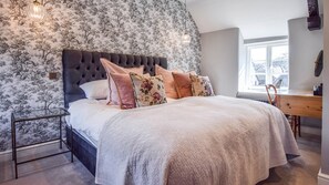 3 bedrooms, iron/ironing board, travel crib, free WiFi - Lovell Cottage - sleeps 6 guests  in 3 bedrooms (Old Minster Lovell)