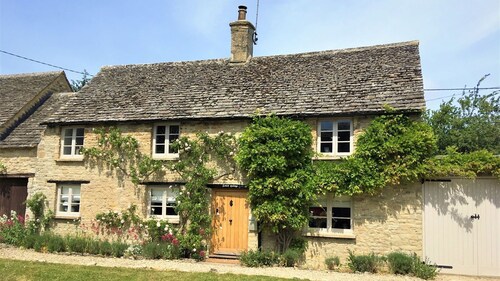 Lovell Cottage - sleeps 6 guests  in 3 bedrooms
