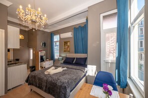 비즈니스 아파트, 퀸사이즈침대 1개, 발코니 | 1 개의 침실, 책상, 무료 WiFi, 침대 시트