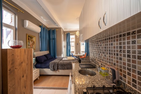 Escritorio, wifi gratis y ropa de cama