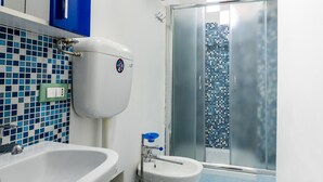A bathroom with a toilet, bidet, and sink. - Two Bedroom Apartment (Bordighera)