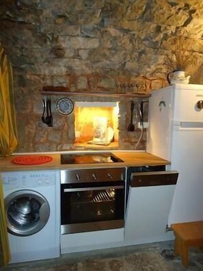 Réfrigérateur, micro-ondes, plaque de cuisson, lave-vaisselle