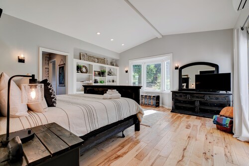 Old Farm: A Modern 5-bedroom Farmhouse on Vineyard