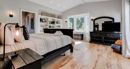 Old Farm: A Modern 5-bedroom Farmhouse on Vineyard