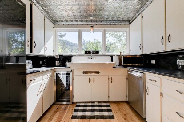 Jääkaappi, mikroaaltouuni, uuni, liesi