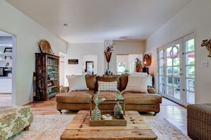 Una televisión, una chimenea, libros